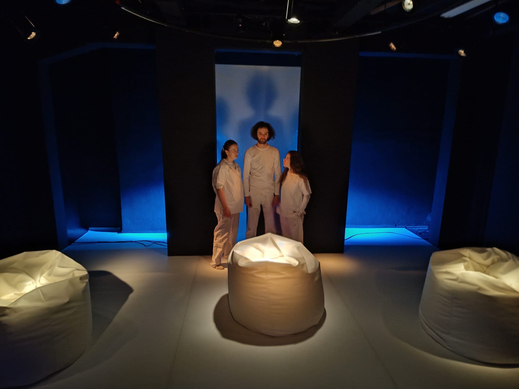 PRZY DRZWIACH ZAMKNIĘTYCH